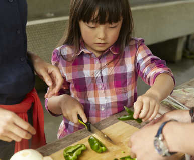 野外炊飯は子どもの教育プログラムです。