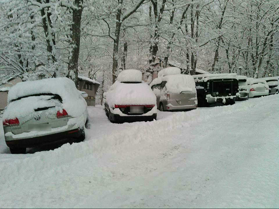 雪中　車の駐車
